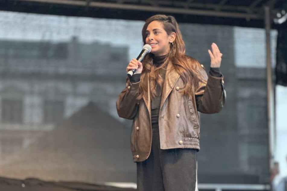 Collien Fernandes: Trotz Morddrohungen: Collien Fernandes erscheint mit schusssicherer Weste auf Demo!