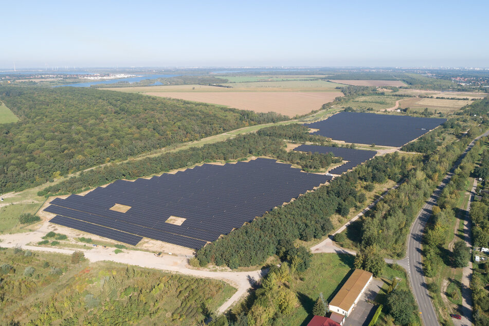 Leipzig: Grünstrom für rund 6000 Haushalte! 17-Megawatt-Solarpark südlich von Leipzig errichtet