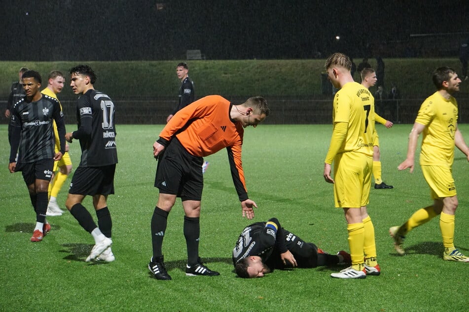 Der am Boden liegende CFC-Kicker Artur Mergel krümmt sich nach einem Foul vor Schmerzen.