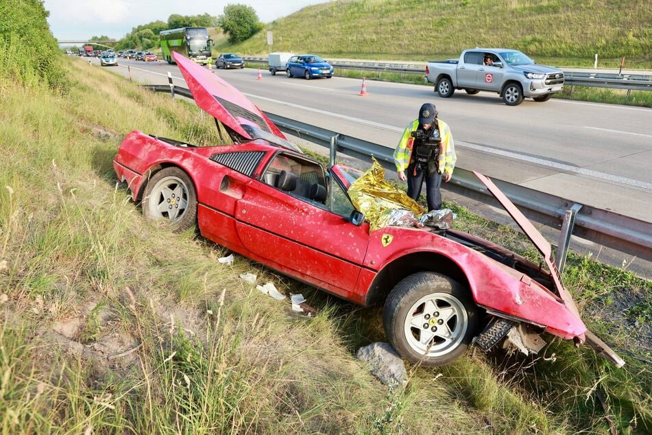 Rettungskräfte mussten sich auf der A17 zwischen Pirna und Heidenau um einen eingeklemmten Ferrari-Fahrer kümmern.