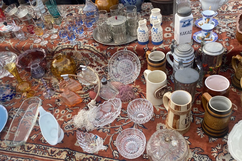 Das Angebot des agra Antikmarkts umfasst Geschirr, Deko und Antiquitäten, aber auch verschiedene weitere Schätze. (Archivbild)