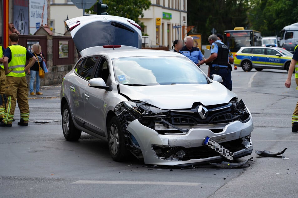 Der Renault Mégane traf den Dacia frontal. An beiden Autos entstand ein erheblicher Sachschaden.