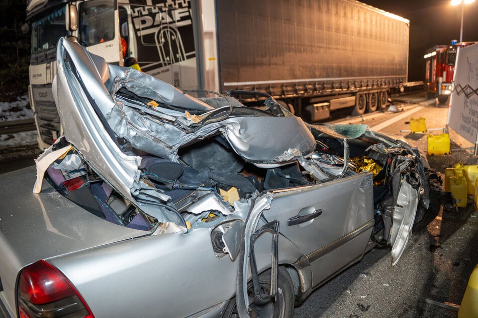 Der 23-jährige Fahrer wurde durch den Aufprall verletzt.