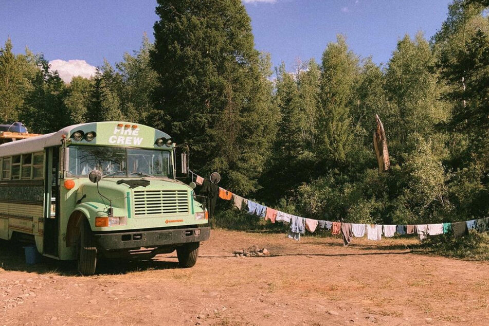 Mit diesem umgebauten Schulbus machten sich die Mädels im Juni 2021 auf den Weg!