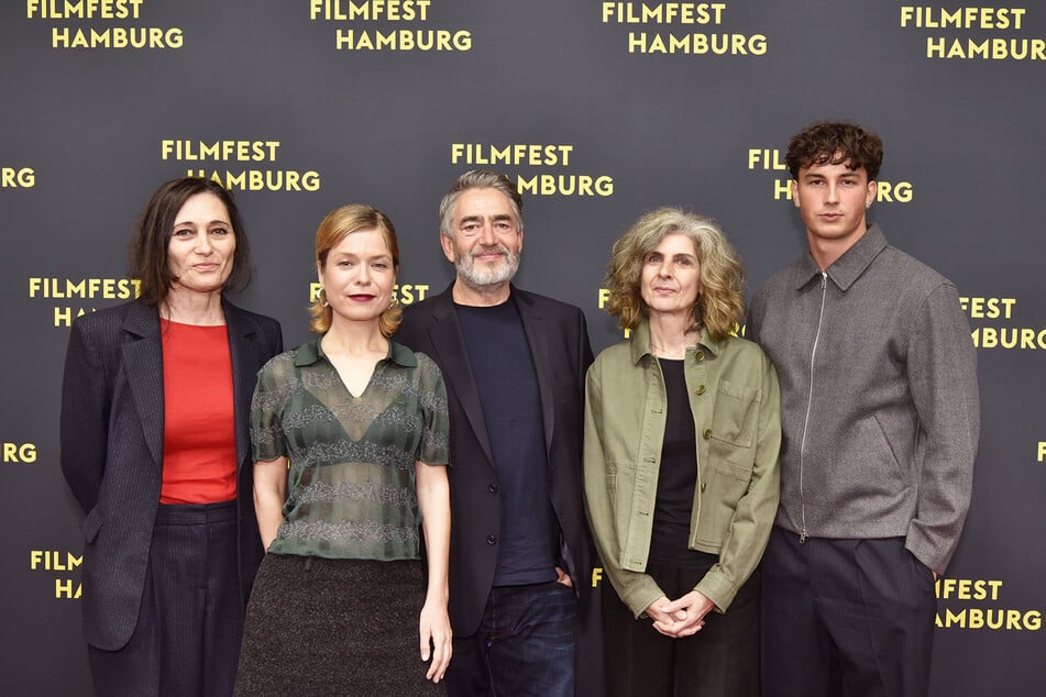 Der NDR-Film feierte Ende September seine Deutschlandpremiere auf dem Hamburger Filmfest. Im Rahmen dessen wurde er mit dem "Hamburg Producers Award Deutsche Fernsehfilme" ausgezeichnet. Der Preis wurde an Regisseurin Buket Alakuș (l.) und den Produzenten Peter Hartwig verliehen.
