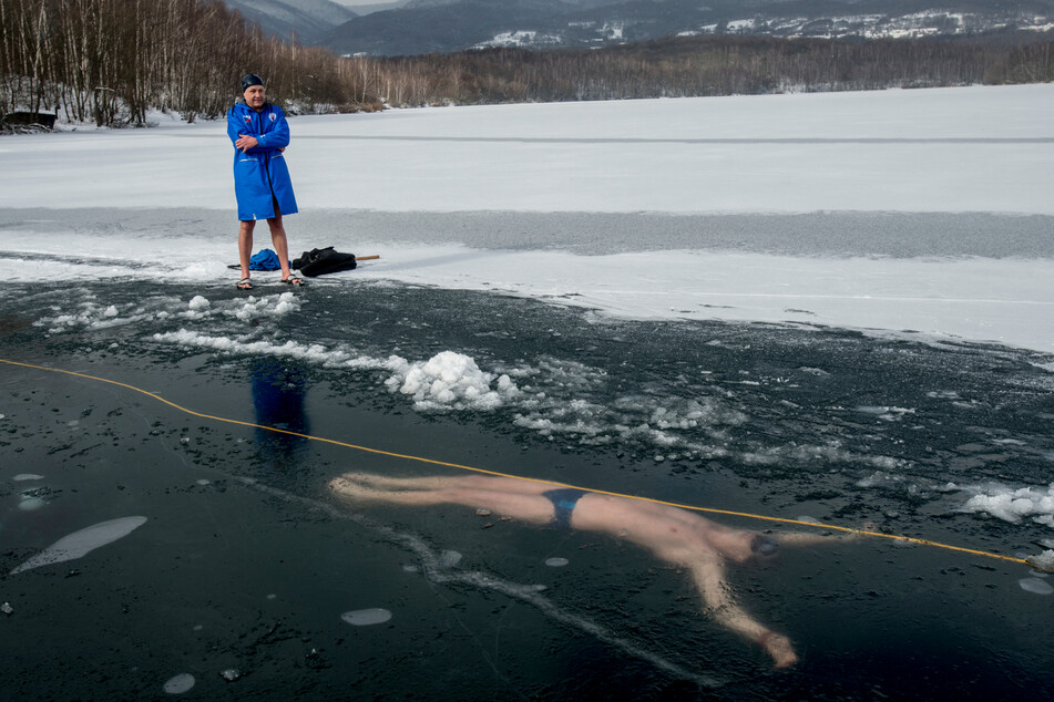 Der Weltrekordhalter beim Training in einem gefrorenen See nahe der tschechischen Stadt Teplice.