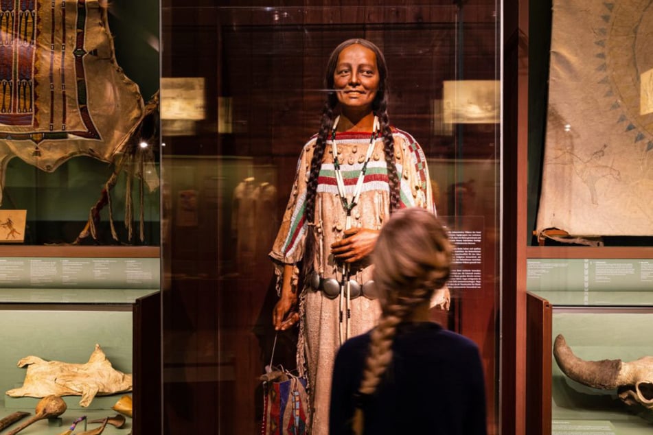 Die Figur der Blackfoot-Frau, älter als 185 Jahre.