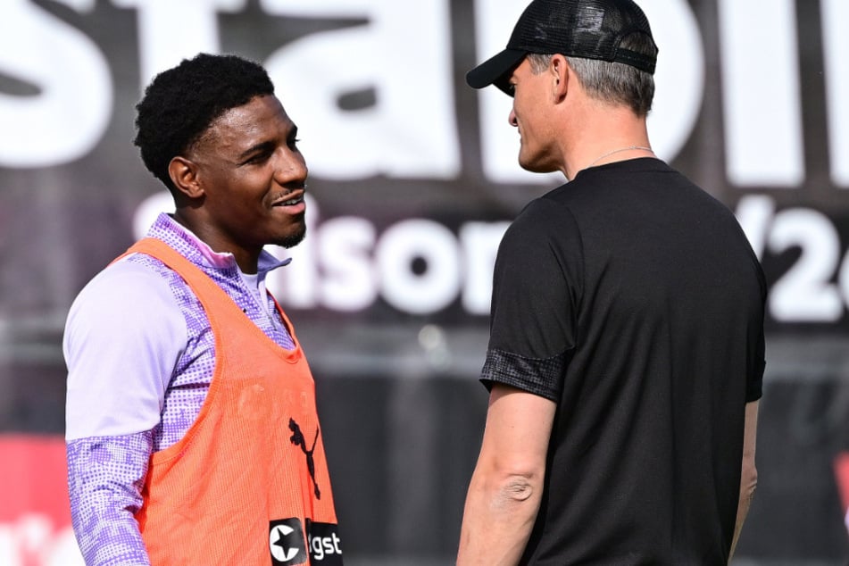 Für seine Leistung im Testspiel gegen den KSC fand Trainer Alexander Blessin (53, r.) lobende Worte für Dapo Afolayan (27).