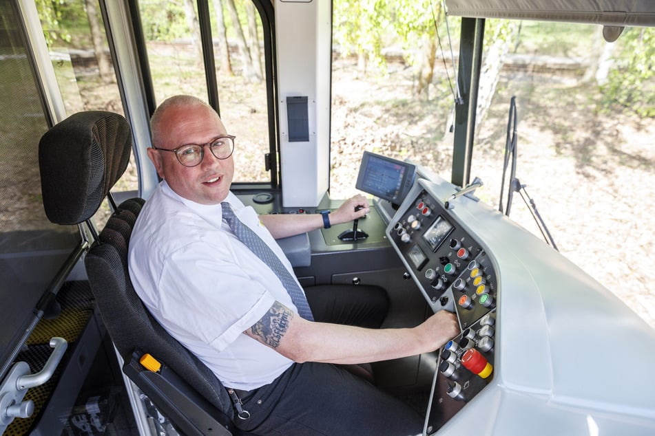 Seit 2019 rollt Maik Zeuge mit den Straßenbahnen durch Dresden.