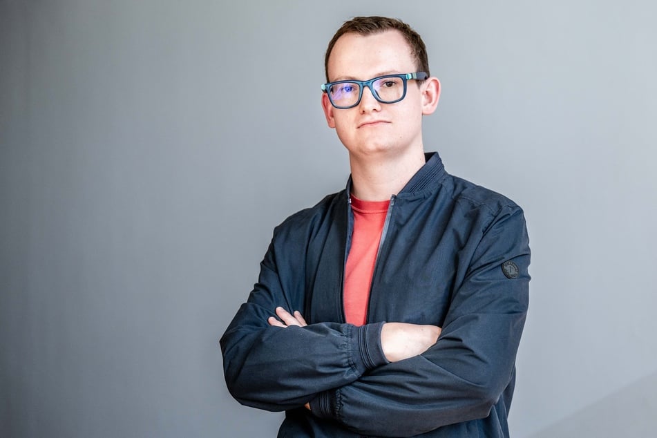 Toni Späth (27, Linke) fordert eine Verpackungssteuer ab 2028, um Einwegmüll in Chemnitz zu reduzieren.