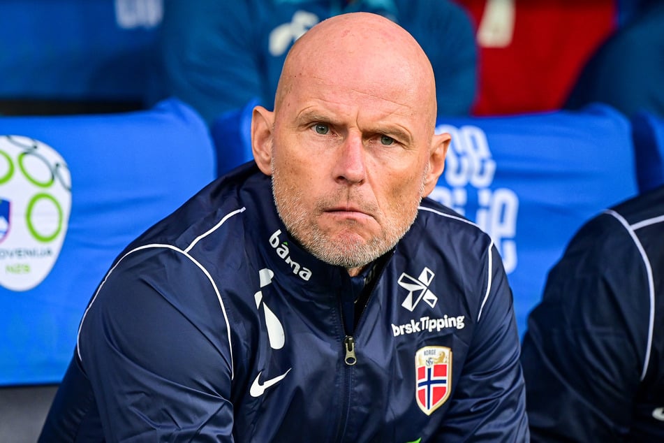 Norwegens Nationaltrainer Stale Solbakken (57) stärkt seinem Schützling Andreas Schjelderup den Rücken.