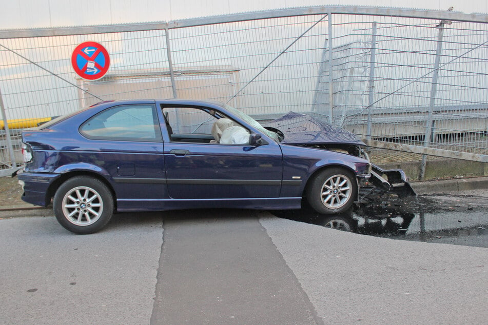 Der BMW war nach dem Crash in Wülfrath (Kreis Mettmann) nicht mehr fahrtauglich. Die Polizei hat die Ermittlungen zur Unfallursache aufgenommen.