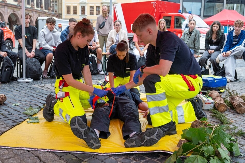 Die Schüler bekommen an den Blaulichttagen einen Einblick in verschiedene Berufsfelder wie Feuerwehr und Rettungsdienst.
