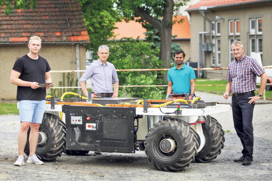 Diplomstudent Vincent Lassen (30), LfULG-Obstbaumexperte Christian Kröling, Doktorand Satyam Raikwar (30) und Jens Fehrmann von der TU Dresden beschäftigen sich mit der Entwicklung des Elwobot (v.l.n.r.).