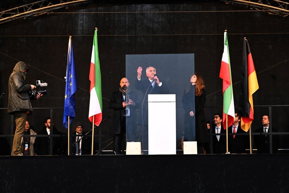 Reza Pahlavi (65) trat bei der Großdemo in München auf.