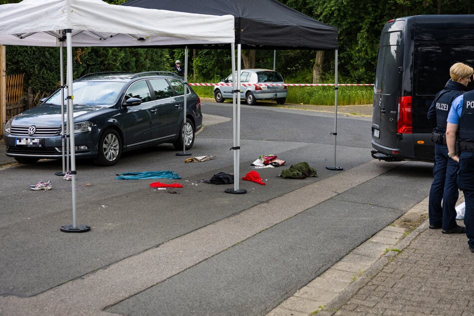 Möglicherweise erkennt ein Angehöriger oder Verwandter die Kleidungsstücke der verstorbenen Fußgängerin, die an der Unfallstelle gesichert wurden.