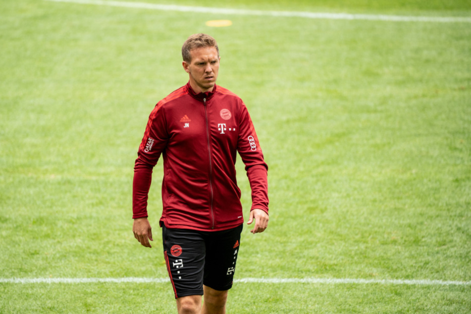 Trainer Julian Nagelsmann (34) geht bei der Teampräsentation über den Platz.