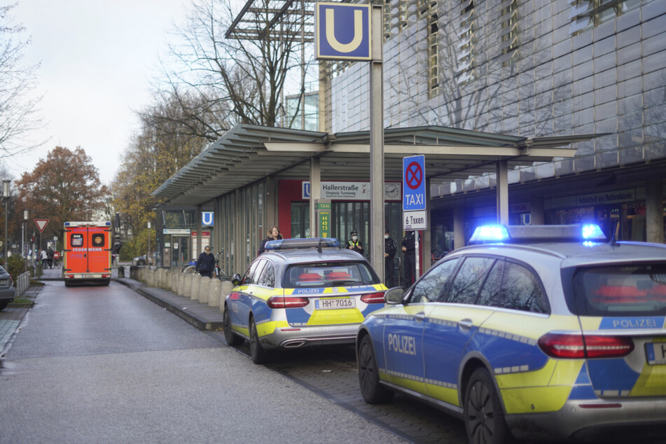 Die Polizei sperrte am Montagnachmittag die U-Bahn-Station Hallerstraße in Hamburg.