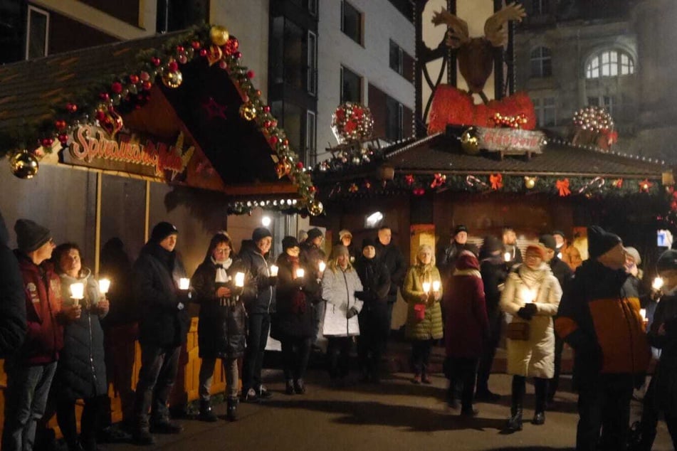 Auf und rund um den Weihnachtsmarkt bildete sich eine Kette aus Menschen mit Kerzen in der Hand.