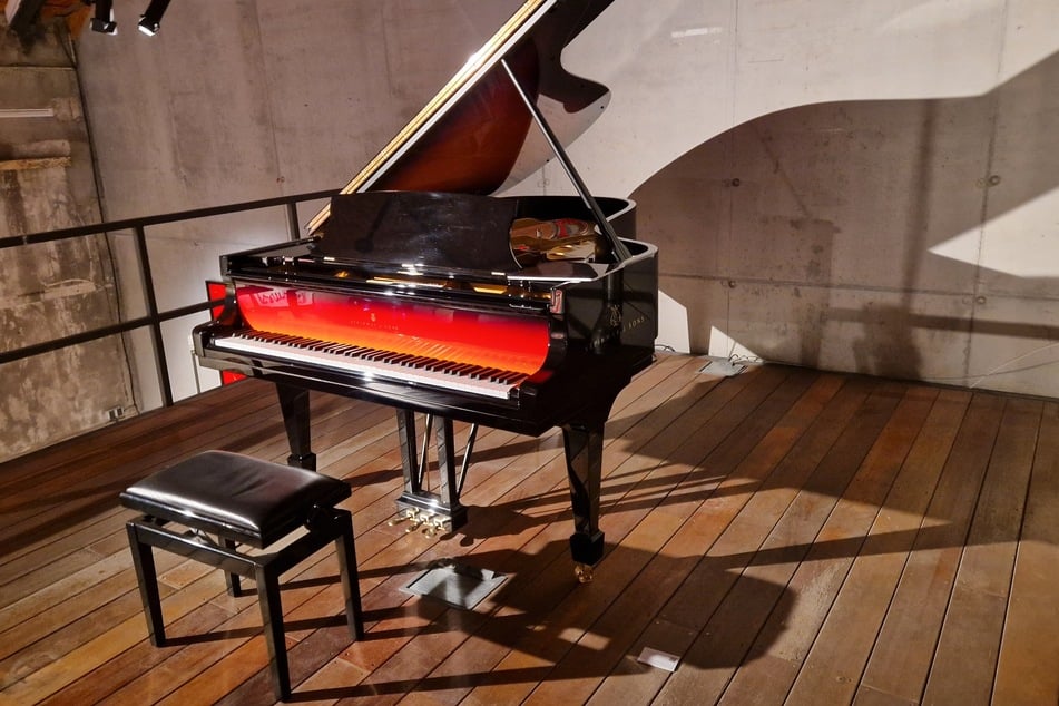 Der selbst spielende Flügel ("Steinway Spirio") begleitet die Ausstellung "Tod" mit einem von Kliemann improvisierten Stück.