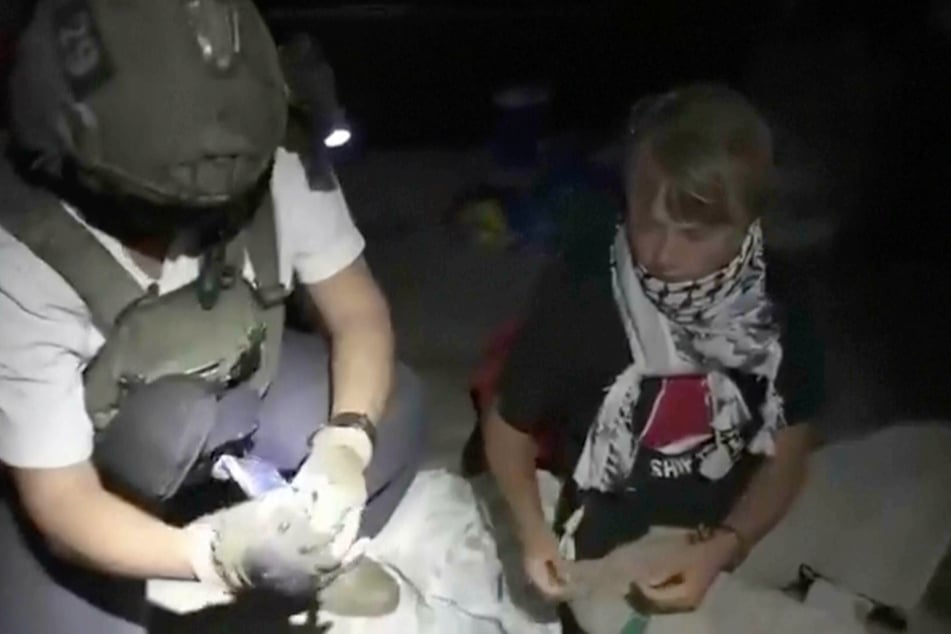 Dieses Bild zeigt laut dem israelischen Außenministerium die junge Aktivistin Greta Thunberg beim Abtransport, nachdem die israelische Marine die Hilfsflotte abgefangen hatte.