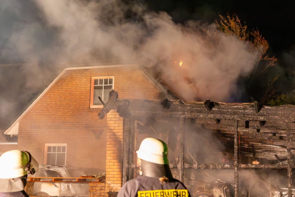 Die Kameraden konnten eine Ausbreitung des Brandes im Großen und Ganzen verhindern, das Wohnhaus wurde jedoch beschädigt.