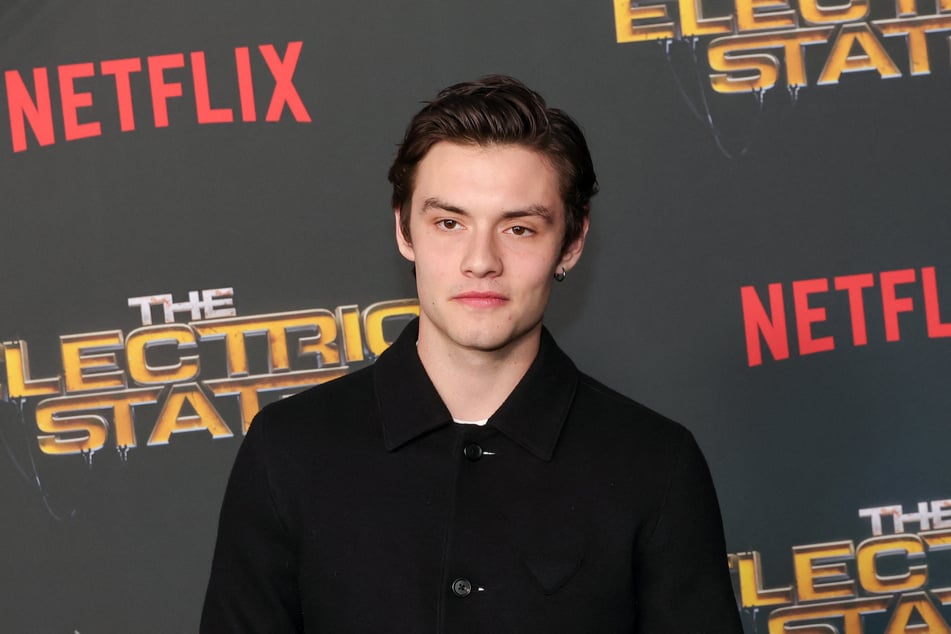 Louis Partridge (22) spielte bereits in mehreren Netflix-Produktionen.