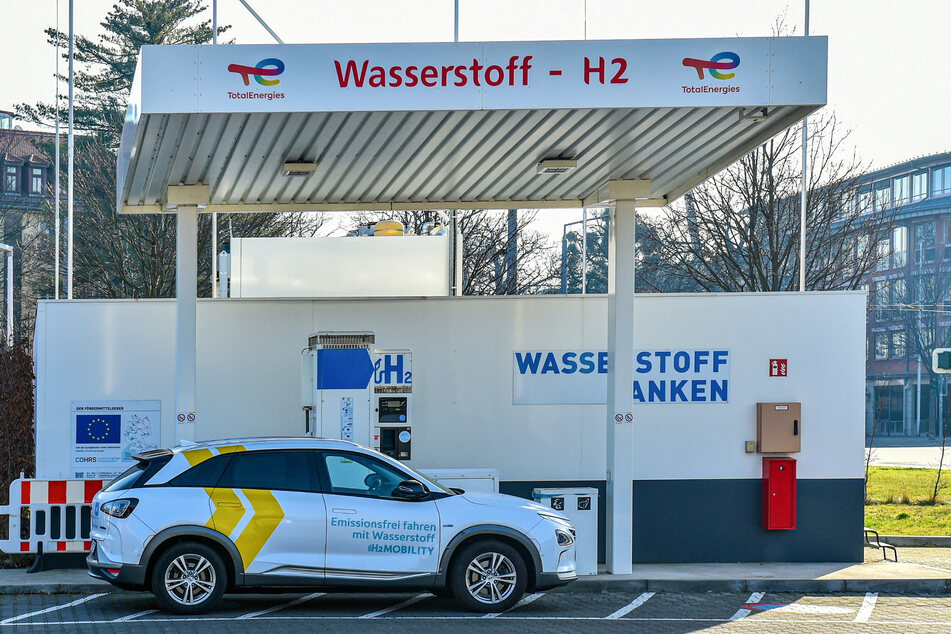 Die Dresdner Wasserstoff-Zapfstelle an der Wiener Straße. Davor der Brennstoffzellen-Hyundai.
