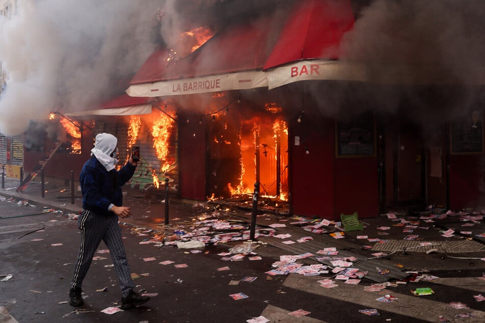 Eine Pariser Bar ging in Flammen auf.