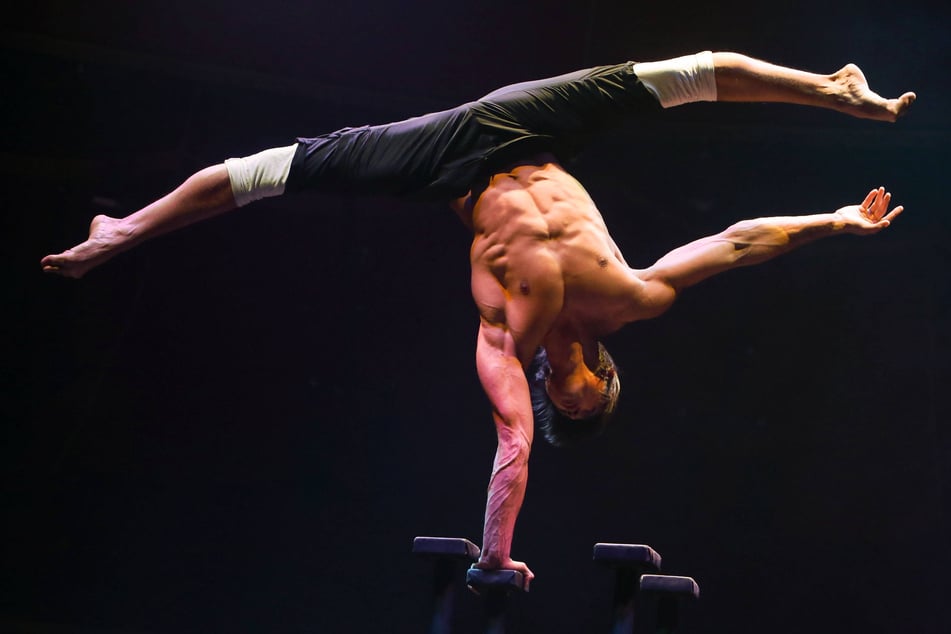 Der ukrainische Artist Pavel Stankevych (33) begeistert mit Handstand-Akrobatik.