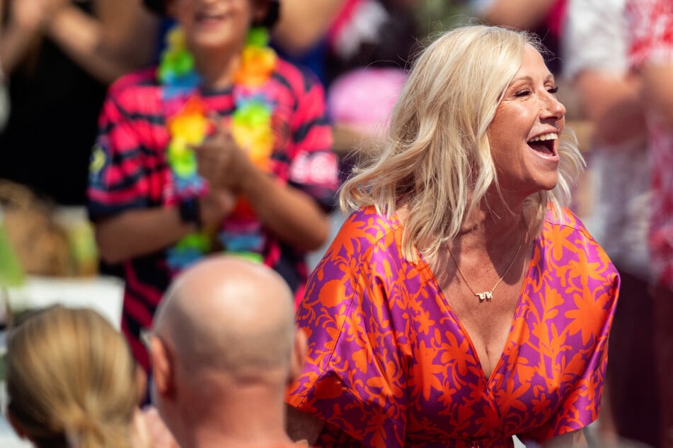 Kult-Moderatorin Andrea "Kiwi" Kiewel (61) empfing am dritten Juli-Sonntag die Fans des ZDF-Fernsehgartens zu einer "Mallorca-Party".