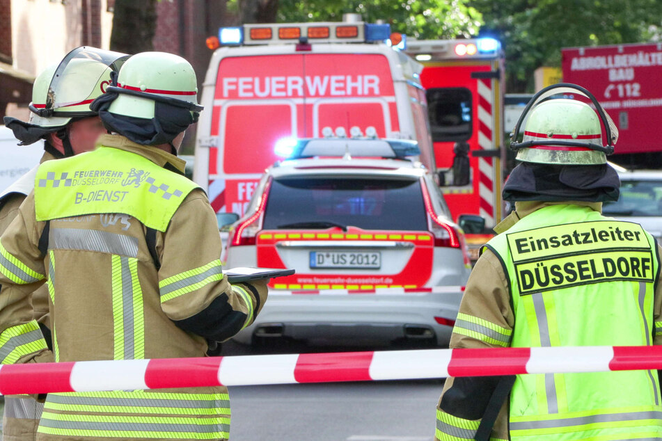 Die Feuerwehr war mit zahlreichen Kräften zur Straße "Am Hackenbruch" in Düsseldorf-Eller ausgerückt.