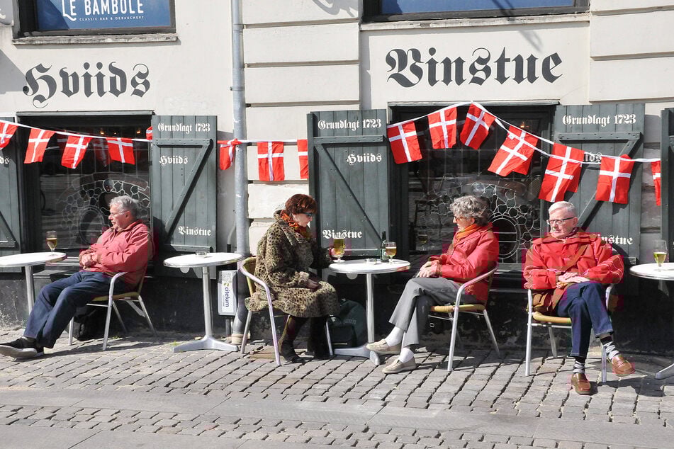 Auch in Dänemark kann man sein Bier wieder außerhalb genießen.