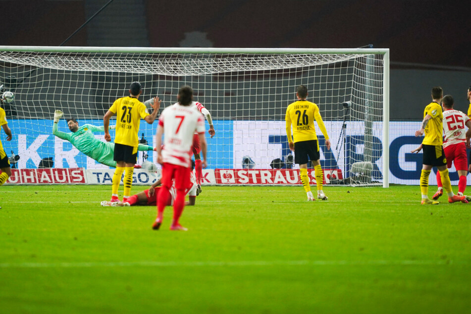 Der verdiente Anschluss: Dani Olmo (r.) trifft zum 1:3 aus Leipziger Sicht.