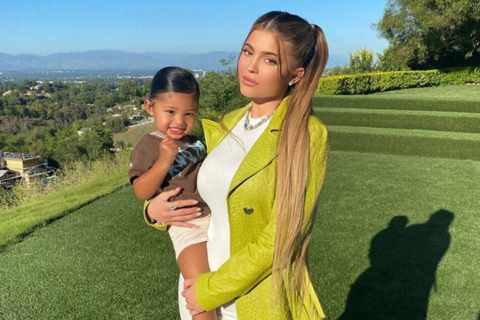 Kylie mit ihrer Stormi. Ihr Geschenk ist preislich kaum zu toppen.