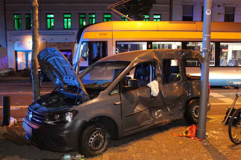 Durch den Zusammenstoß wurde das Auto gegen einen Baum geschleudert.