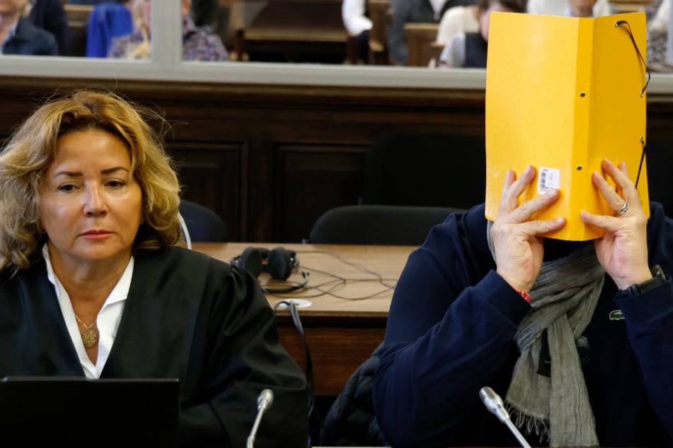 Anwältin Gül Pinar neben ihrem Mandanten, dem mitangeklagten Sicherheitsunternehmer Andreas P.