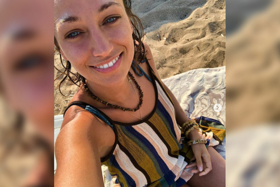 Vildan Cirpan (29) am Strand von Ayvalik. In einem Instagram-Beitrag zu ihrem Geburtstag sah sich die Schauspielerin erneuter Kritik ausgesetzt.