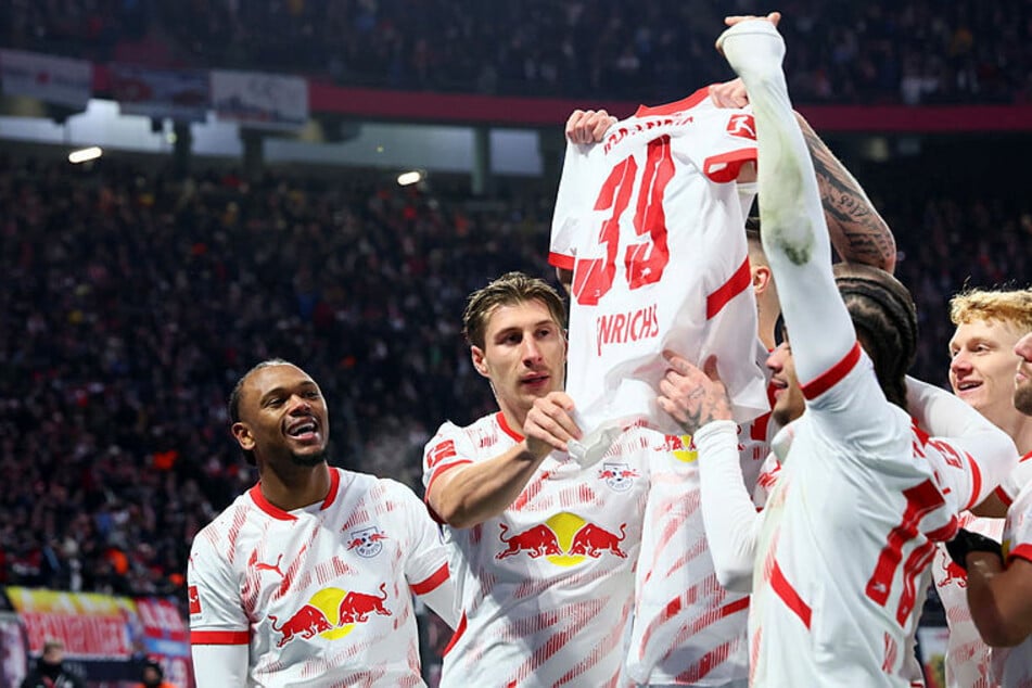 Beim 4:2-Sieg gegen Werder Bremen halten Mitspieler das Trikot des verletzten Henrichs nach oben.