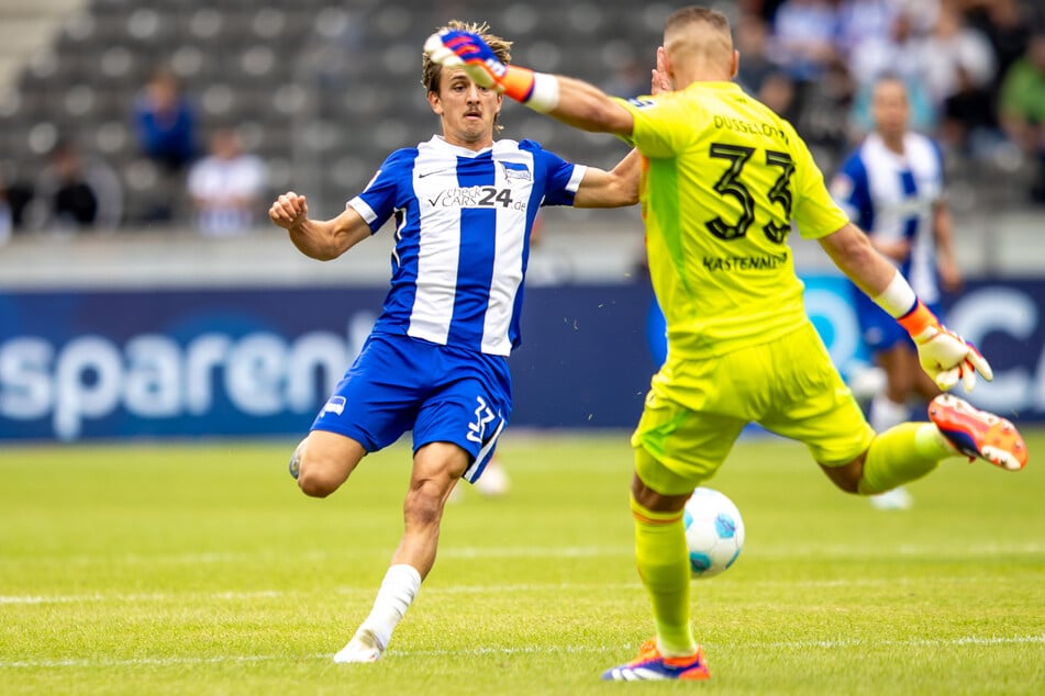 Michal Karbownik (23, l.) hat sich im Spiel gegen Düsseldorf am Sprunggelenk verletzt.