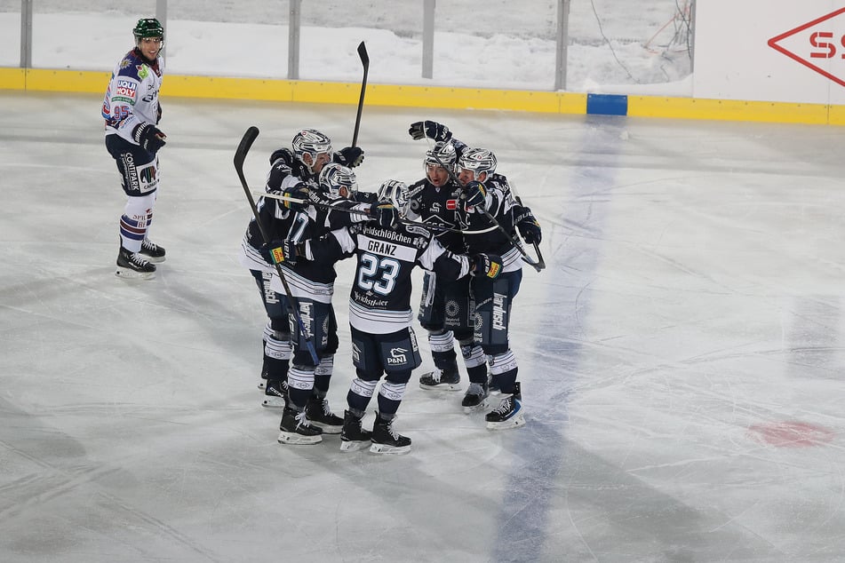 Die zwischenzeitliche Führung zum 1:0 für die Eislöwen wurde inmitten von 32.00 Zuschauern gefeiert.
