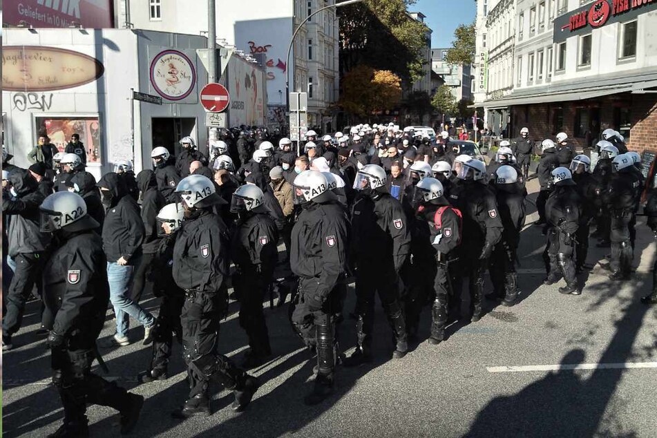 Die Polizei begleitet zahlreiche Fans des FC Hansa Rostock durch die Stadt.