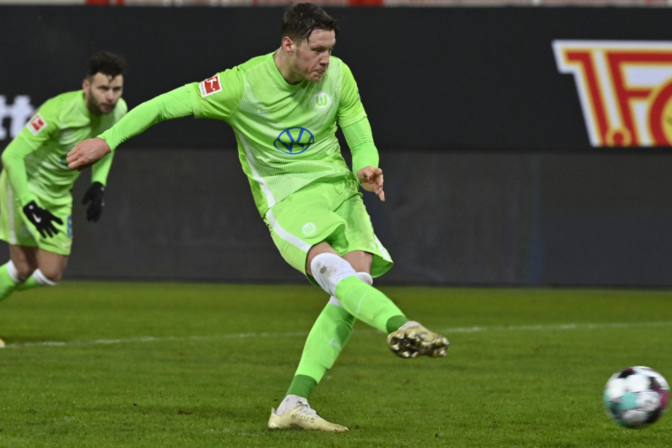 Wout Weghorst erzielt per Strafstoß den 2:2-Endstand.