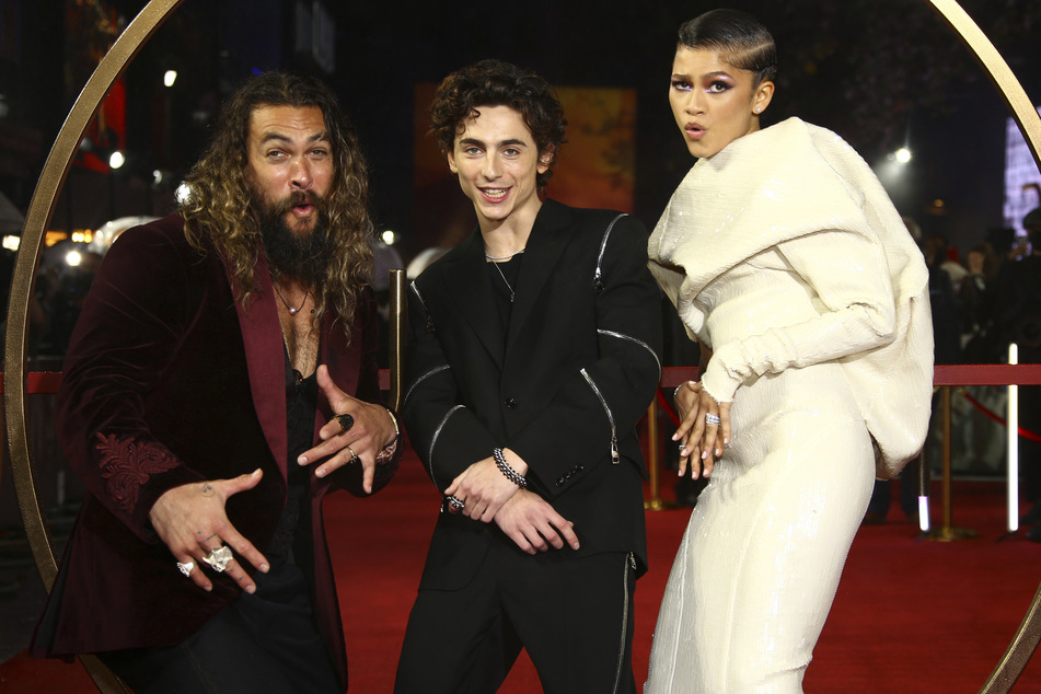 Schauspieler Jason Momoa (l.-r.), Timothee Chalamet und Zendaya bei der Premiere von "Dune".