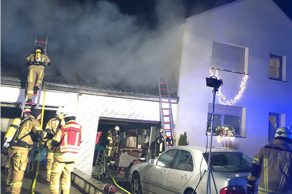 Gartenpavillon in Aachen gerät in Brand: Feuerwehr mit 60 Einsatzkräften vor Ort!