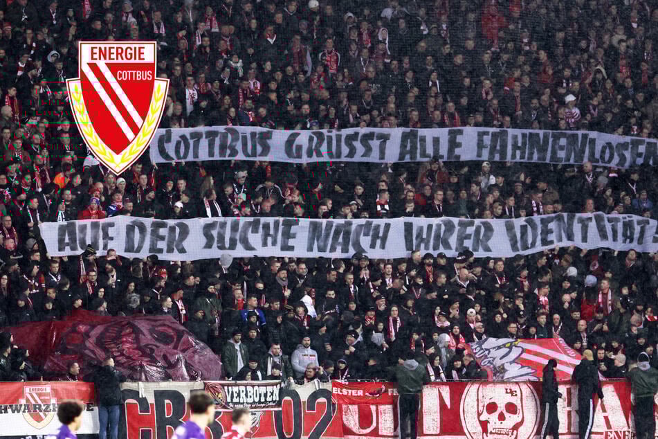 Cottbus provoziert in Aue, aber: Ist dieses Spruchband überhaupt strafbar?