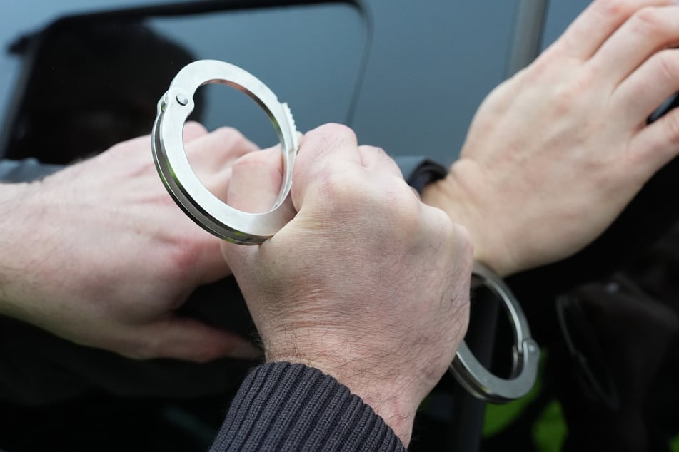 Weil der Rocker die Pistolen in dem Casino versteckt haben soll, wurde er festgenommen. (Symbolbild)