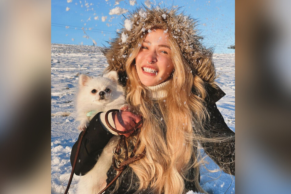 Theresia und ihr kleiner Hund im Schnee.
