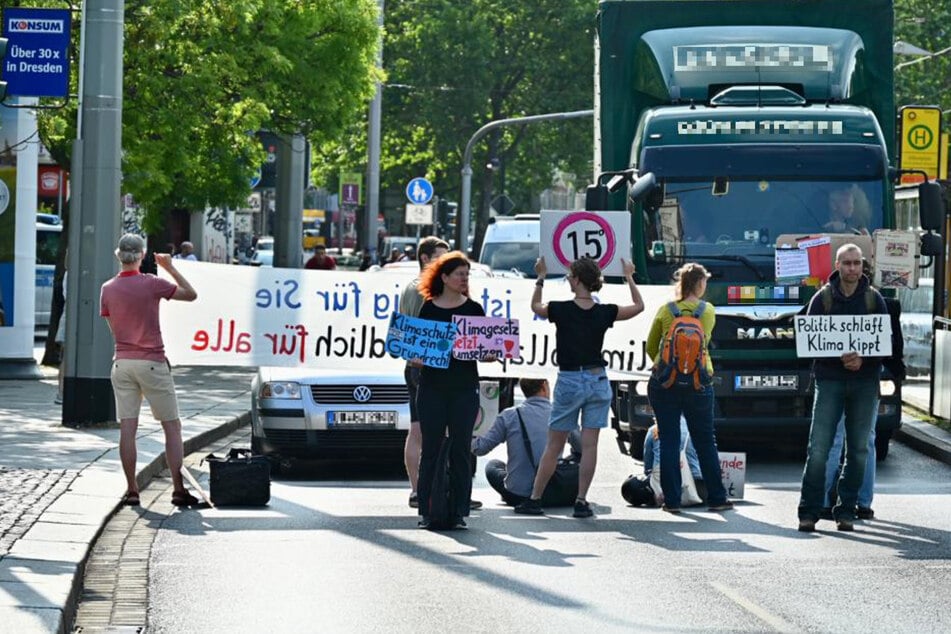 Autos und Lkws stauten sich infolge des Protests.