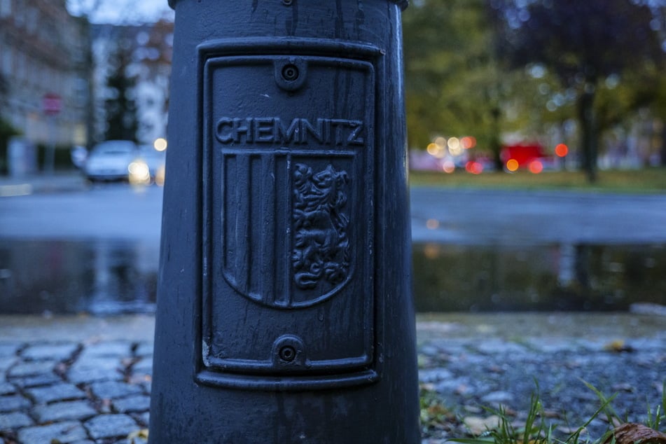 Am Laternenfuß eines Gaslaternen-Replik ist das Stadtlogo angebracht.